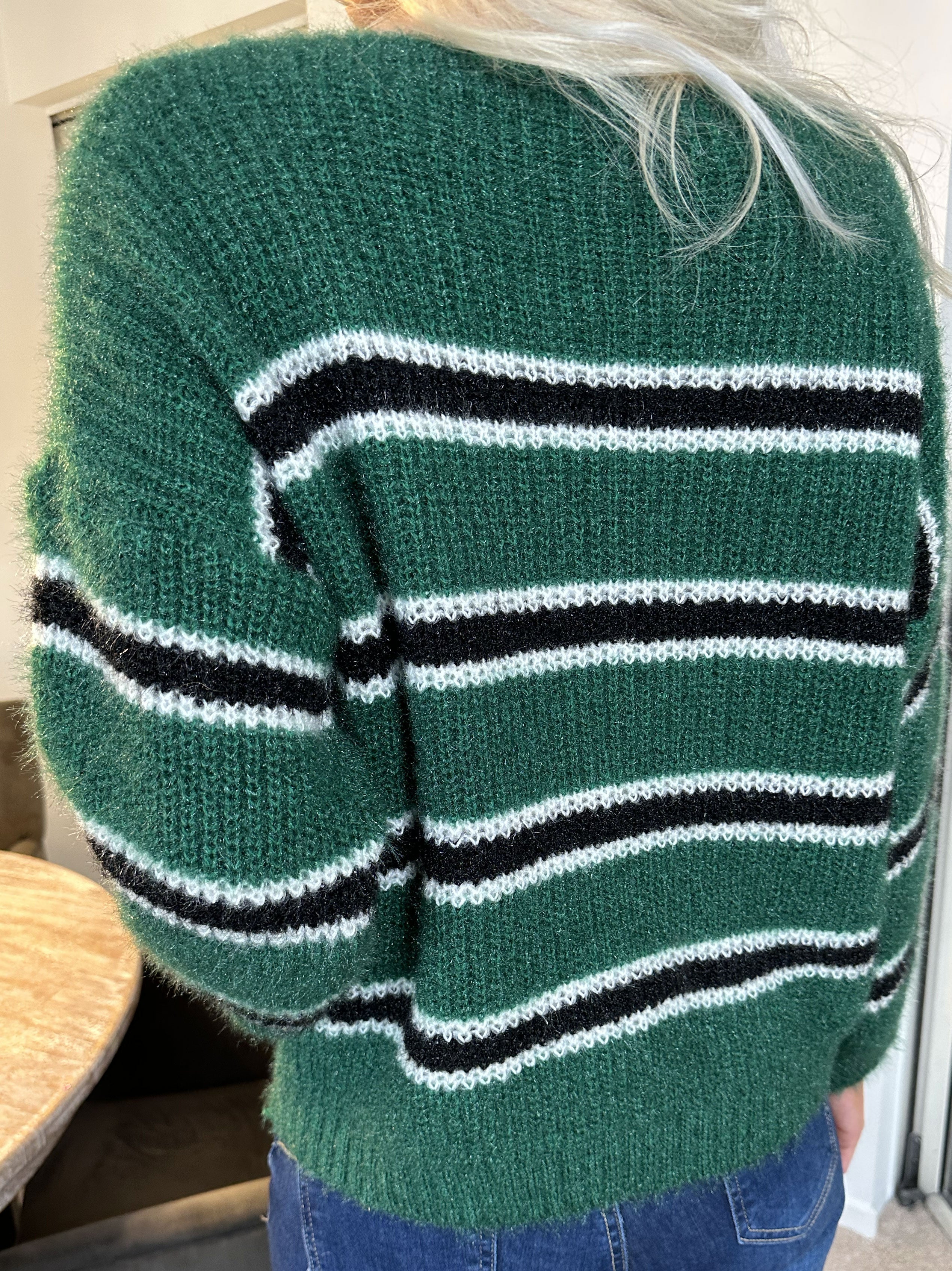 Nemo - Söt stickning med färgade ränder och v-ringning